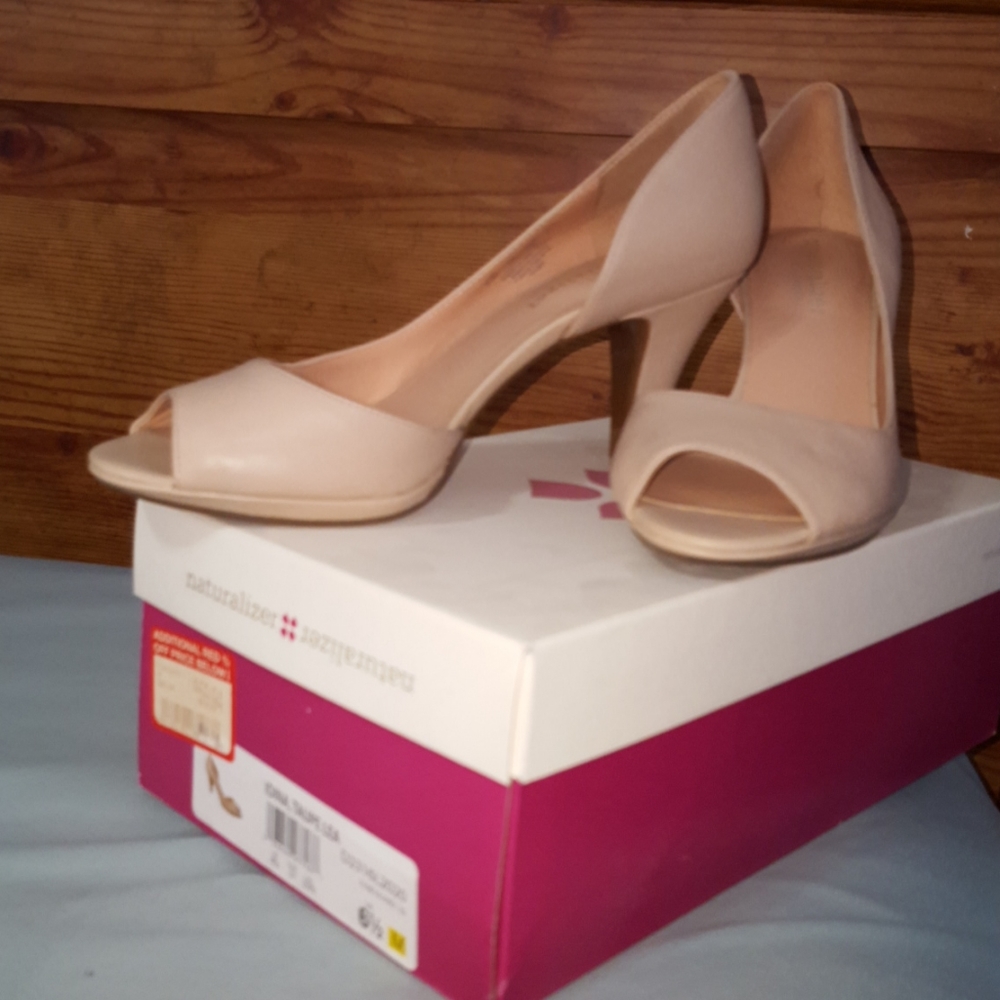 Naturalizer nude peep toe pumps